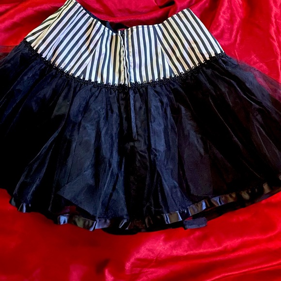 Goth Designer Jeannie Nitro Striped Black & White Tulle Skirt - Picture 3 of 6